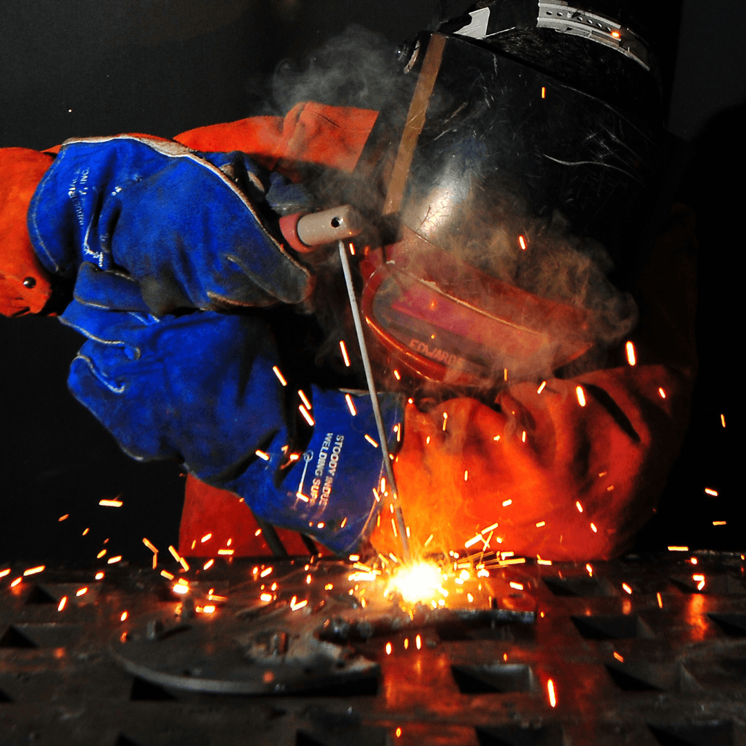 Alumno soldando con proceso TIG en el taller de prácticas de Academia Industrial