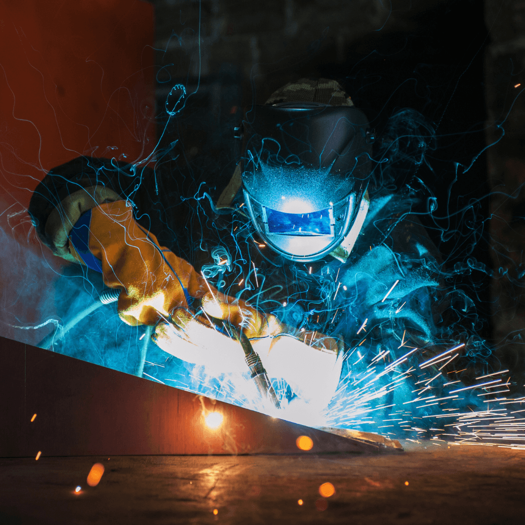 Alumno soldando con proceso MIG/MAG en el taller de prácticas de Academia Industrial